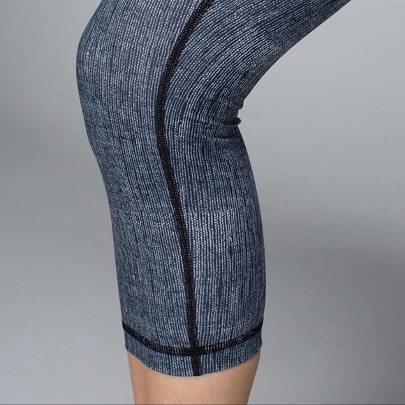 Lululemon Wunder Under Crop Full-On Luxtreme Size 4 - Picture 3 of 13